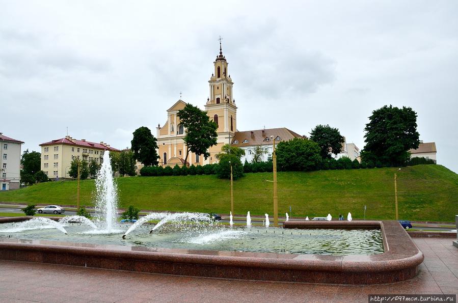 Католическая церковь и фонтан у театра Гродно, Беларусь