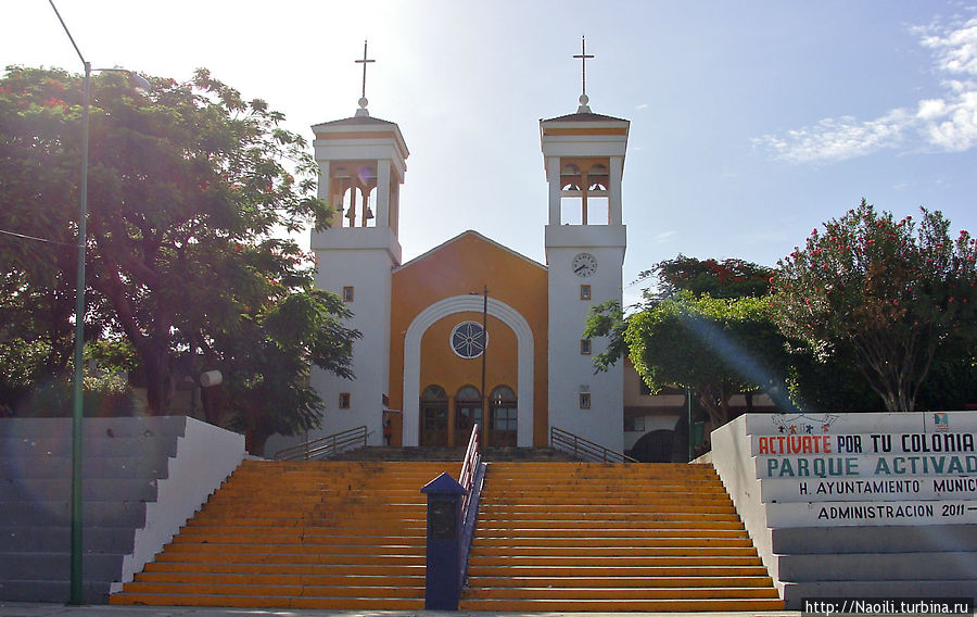 Церковь и эксмонастырь находится на возвышении, где построена спортплощадка, служители церкви не против что рядом кипит спортивная жизнь Тустла-Гутьеррес, Мексика
