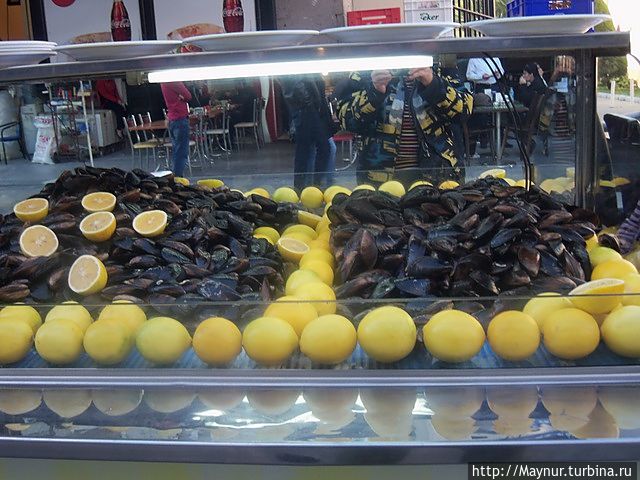 Очень вкусная еда. Можно покупать поштучно. В этот свой последний день в Турции мы отрывались — пробовали все, что не успели за долгих два месяца.