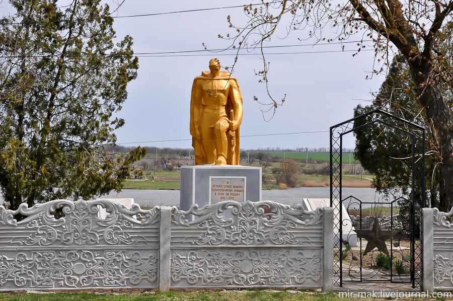 Недалеко от костела находится мемориал воинам села Краснополье, погибшим во времена ВОВ. Николаевская область, Украина