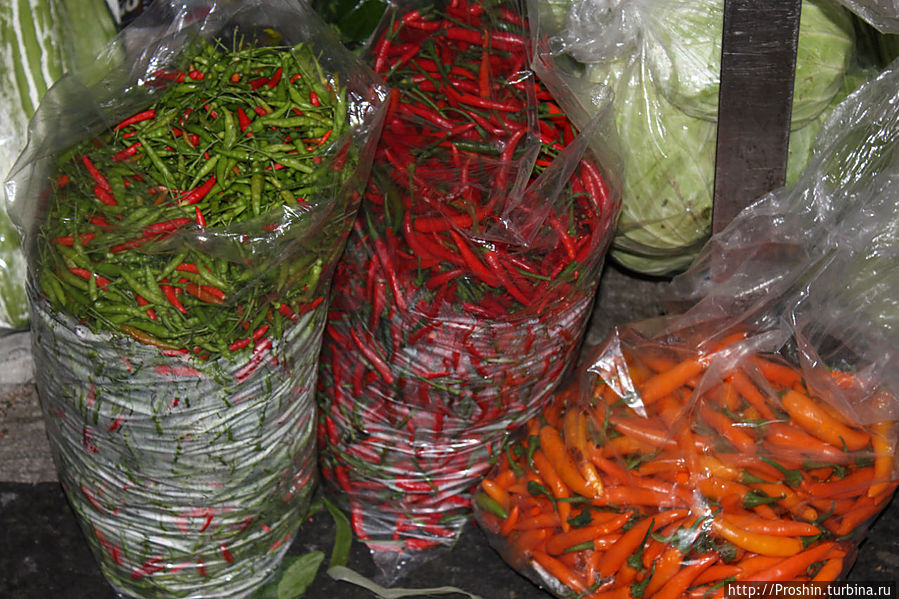 Разнообразный перец — используется, наверно, во всех тайских блюдах! Бангкок, Таиланд