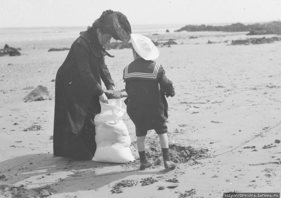 Мама с сыном собирают песок. 1904 год. Ирландия
