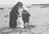 Мама с сыном собирают песок. 1904 год.