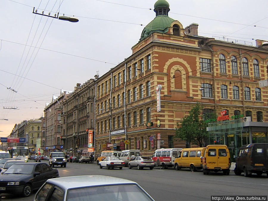 Средний проспект у станции метро «Василеостровская».