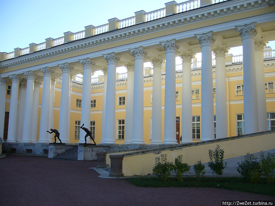 Александровский дворец теперь полностью принадлежит ГМЗ Царское Село, — к 2012 году из него выгнали все сторонние организации. Пушкин, Россия
