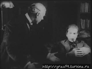 Элли Норвуд в качестве Шерлок Холмс изображен с Хьюбертом Уиллисом , как доктором Ватсоном (из Интернета) Москва, Россия