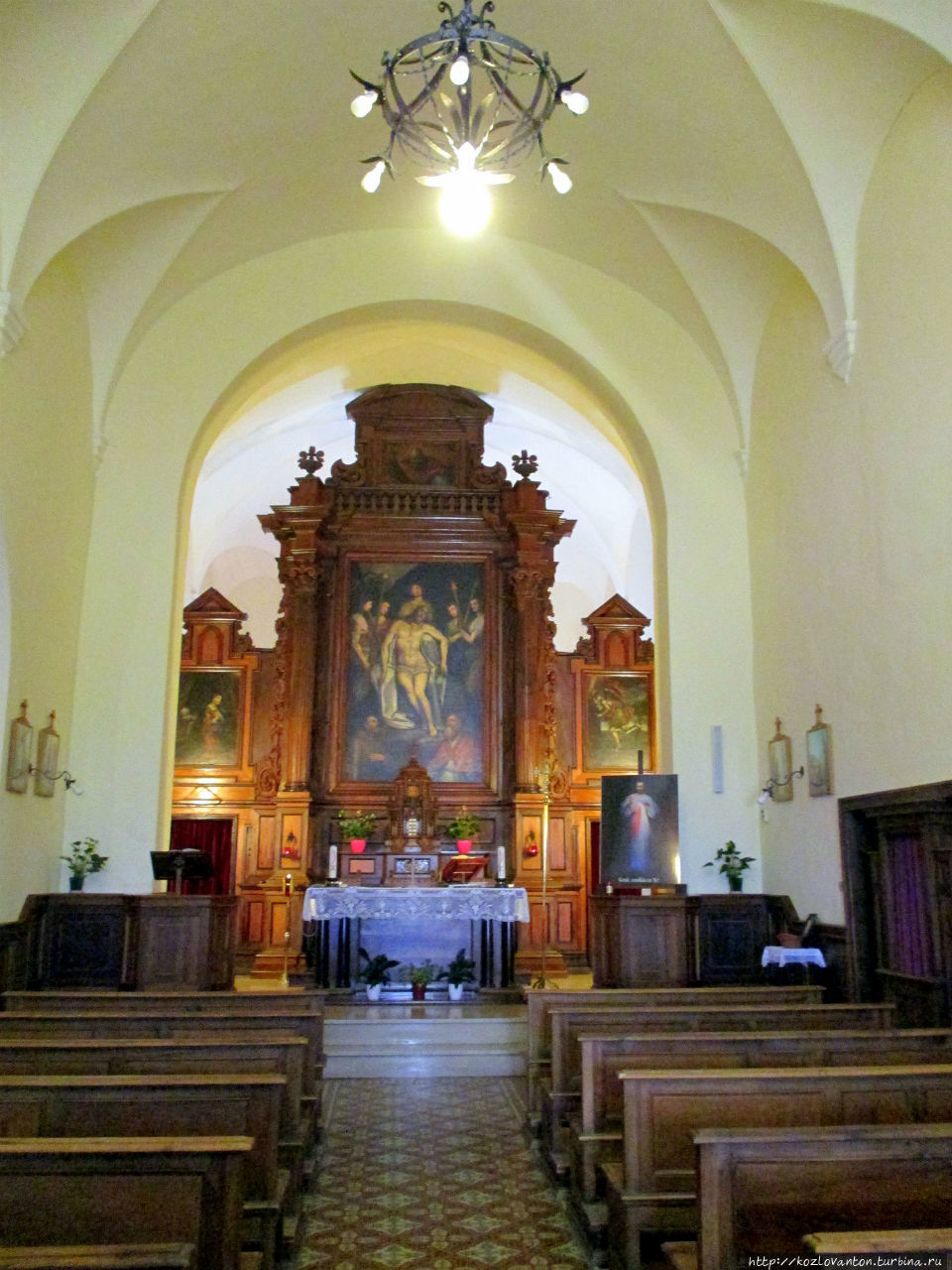 Внутри церкви капуцинов.На алтаре  большая картина «Положение во гроб» кисти Таддео Дзуккари (середина XYI века). Сан-Марино, Сан-Марино
