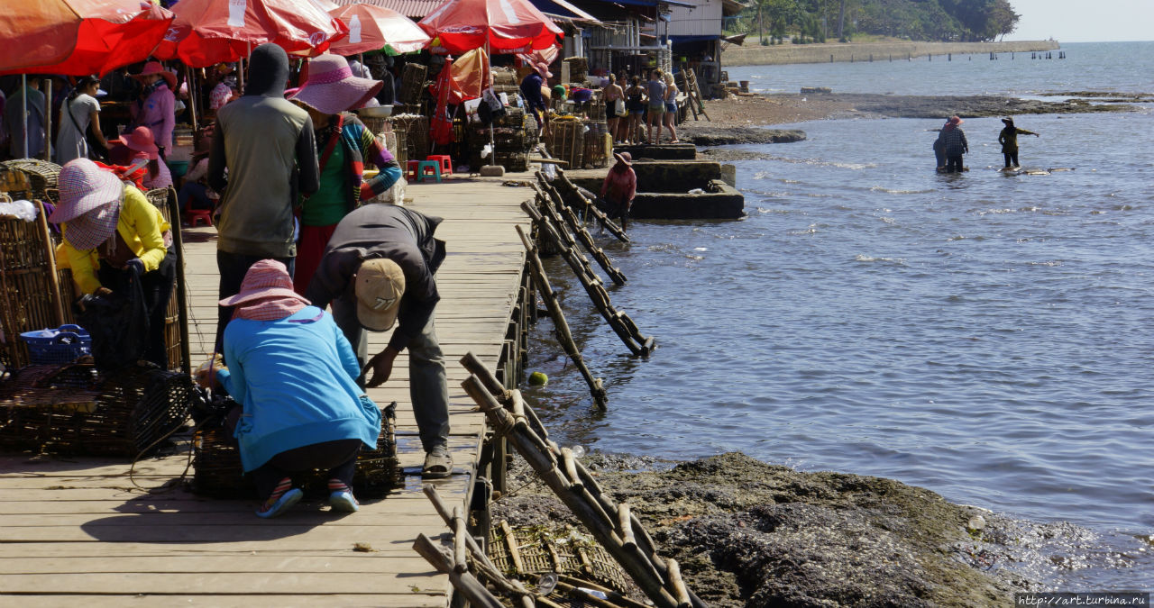 Но главной достопримечательностью несомненно является так называемый Крабмаркет куда рыбаки привозят каждый день свежевыловленного краба. Каеп, Камбоджа