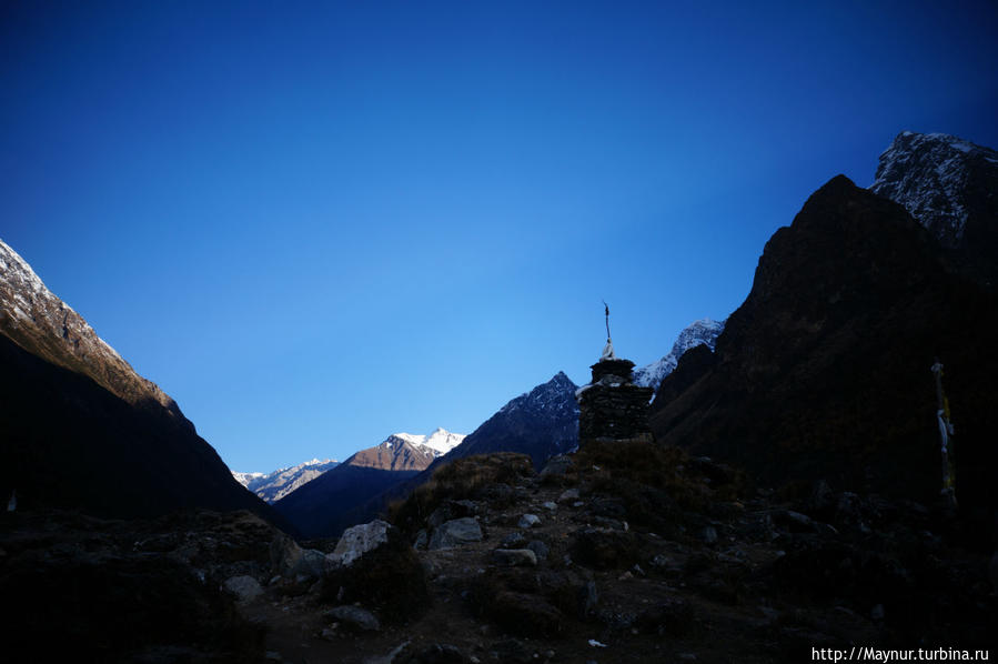 Восход    над   горами. Покхара, Непал
