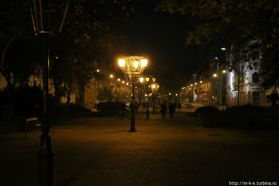 Прогулка по центру ночного Кечкемета Кечкемет, Венгрия