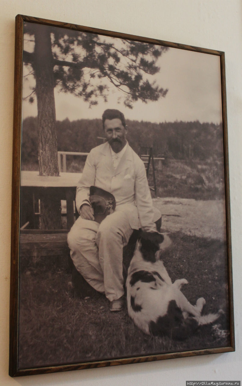 А это фотография художника, у ног которого сидит любимый пёс Пегас. Именно он позировал вместе с одной из дочерей для картины Лунная ночь, которая была написана полностью буквально за три ночи. Руба, Беларусь