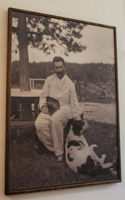 А это фотография художника, у ног которого сидит любимый пёс Пегас. Именно он позировал вместе с одной из дочерей для картины 