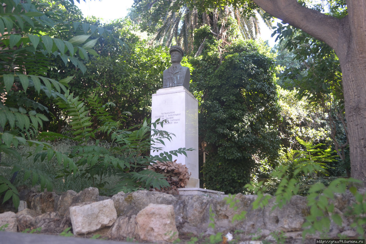 Памятник Диогену Фануракису Родос, остров Родос, Греция