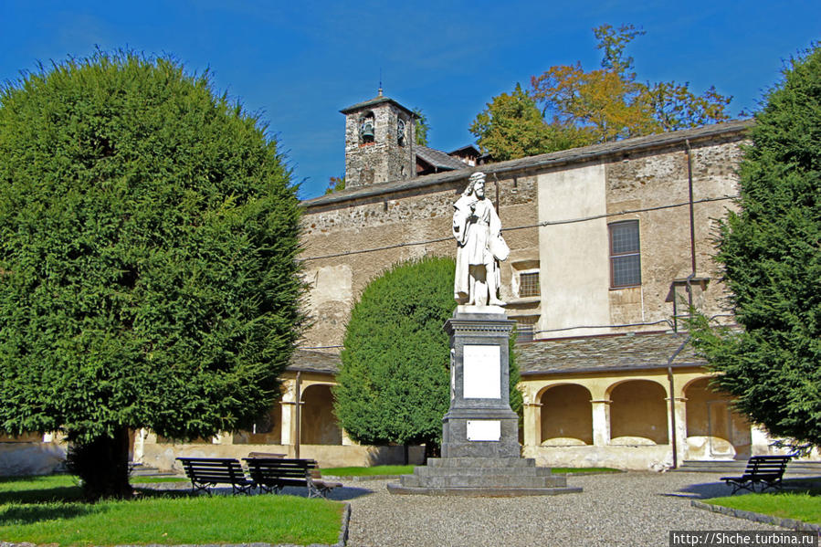 На площади, возле фуникулерной станции памятник  Gaudenzio Ferrari, который построил монастырский комплекс (первая фото тоже сделана на этой площади) Варалло, Италия