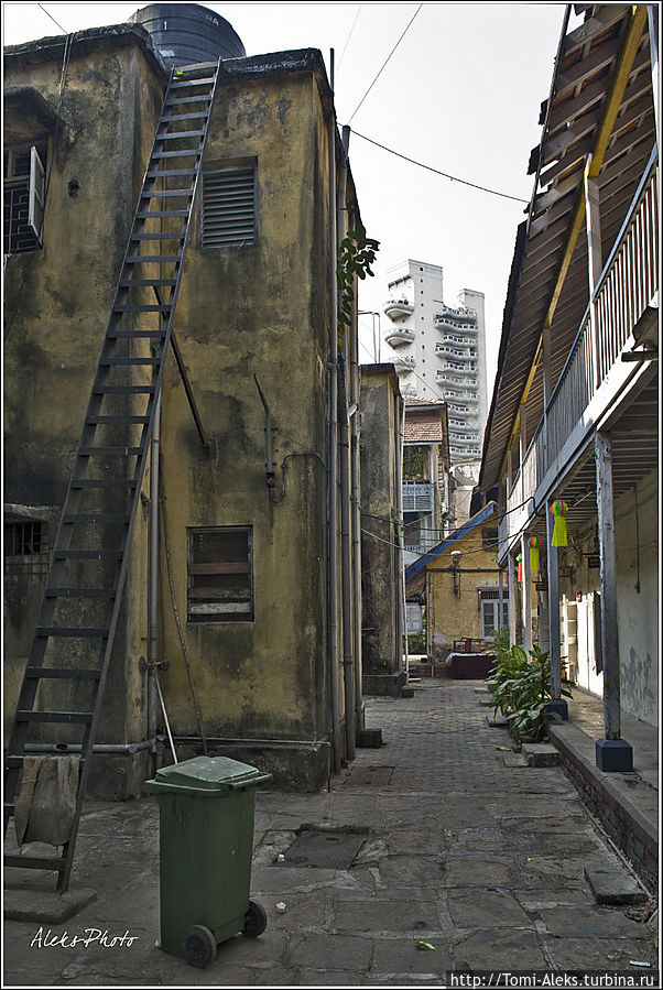 Переулок. Как ни странно — здесь чисто. Вообще, в этом районе проживают, в основном, мусульмане...
* Мумбаи, Индия