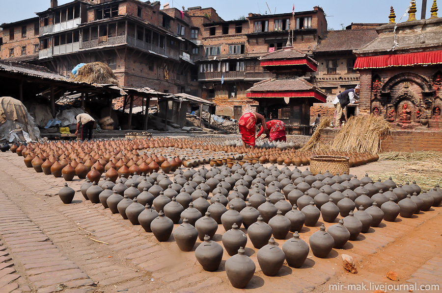 На небольшой площади в глубине города развернуто целое гончарное производство. Причем здесь можно понаблюдать за всем циклом изготовления глиняных изделий: от подготовки глины и придания формы на гончарном круге до обжига и окончательной сушки горшков на солнце. Любой из понравившихся предметов можно здесь же и приобрести. Катманду, Непал
