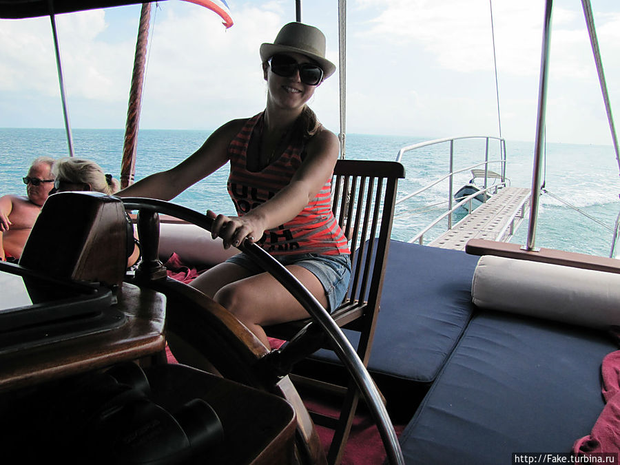 за штурвалом яхты Остров Самуи, Таиланд