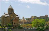 Тбилиси. На заднем плане Нарикала — крепость IV века и храм Метехи (Успения Пресвятой Богородицы)