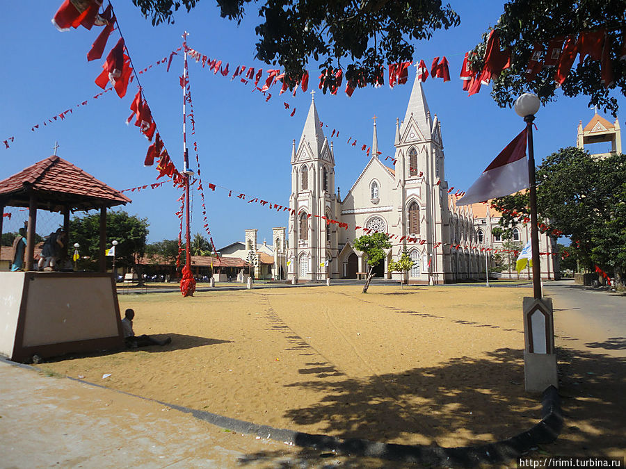 Костел днем, после праздника