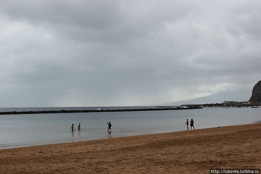 Пляж от океанических волн защищают специально сооружённые  каменные волнорезы. Сан-Андрес, остров Тенерифе, Испания