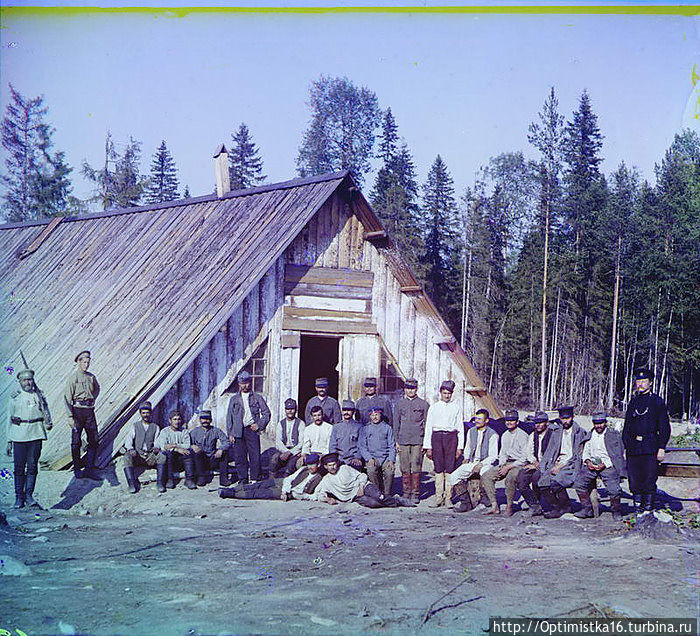 1915. Военнопленные австрийцы у барака. (Карелия) Россия