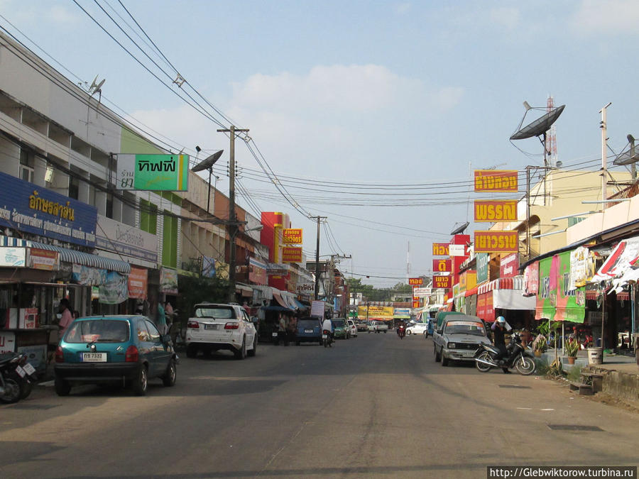 Осмотр центра города Амнат-Чароен, Таиланд