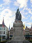 Статуи Яна Брейделя и Питера де Конинка в центре Рыночной площади. Памятник установлен в 1887 г., автор —  Поль де Винь. Они возглавили восстание 1302 г. против против французского наместника