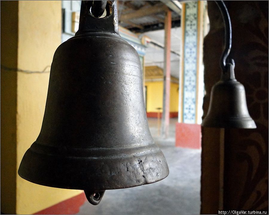 Колокола здесь не только на колокольнях, но и внутри храмов Тринкомали, Шри-Ланка