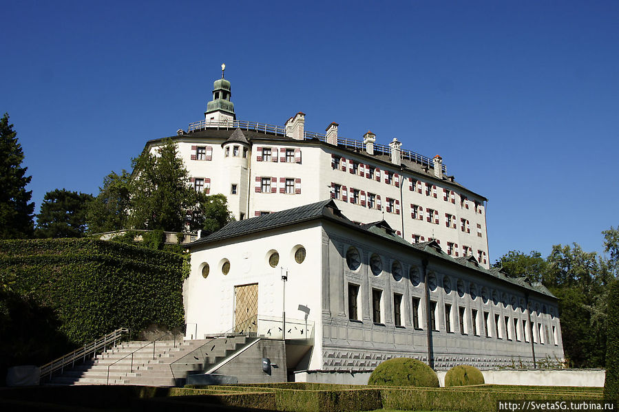 Замок Амбраз — вид снаружи и прогулка по парку Инсбрук, Австрия