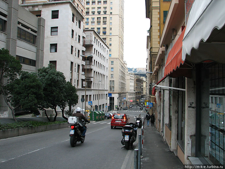 Улица Fieschi приведет к площади Данте Генуя, Италия