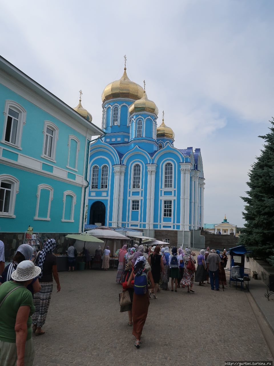 Вход в Задонский Рождество-Богородицкий монастырь находится с северной стороны от ул. Коммуны. Задонск, Россия