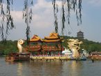 Озеро Сиху. Плавучий ресторан  в виде  старинного китайского корабля с головой дракона. Вид на храм полководца Юэ Фэя