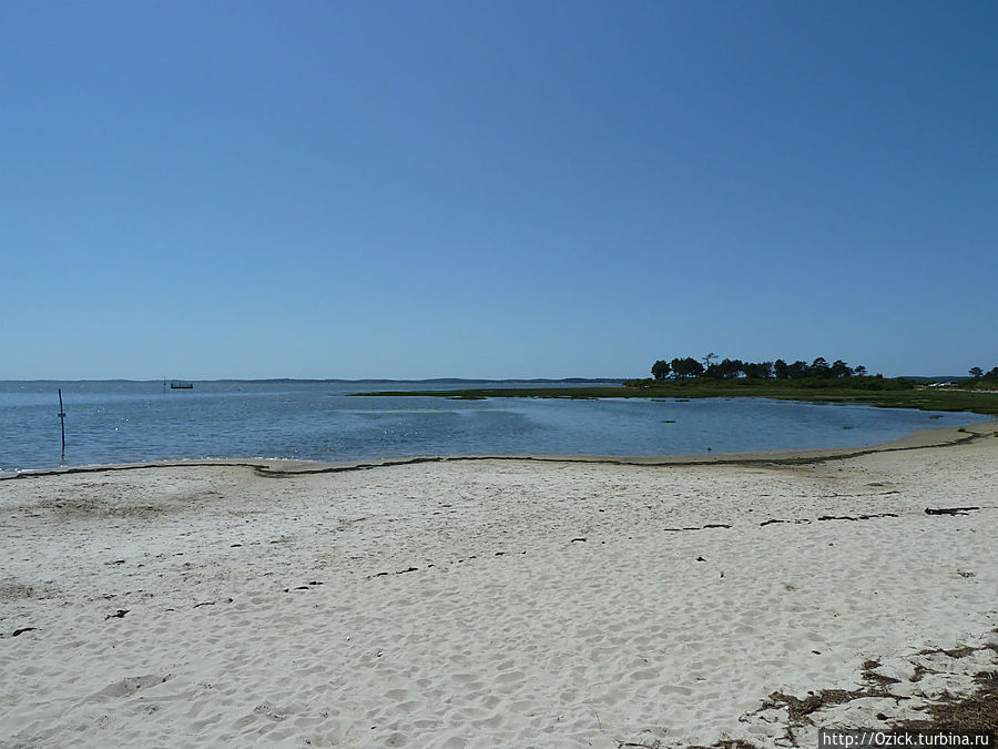 Синее море, белый кораблик Аркашон, Франция