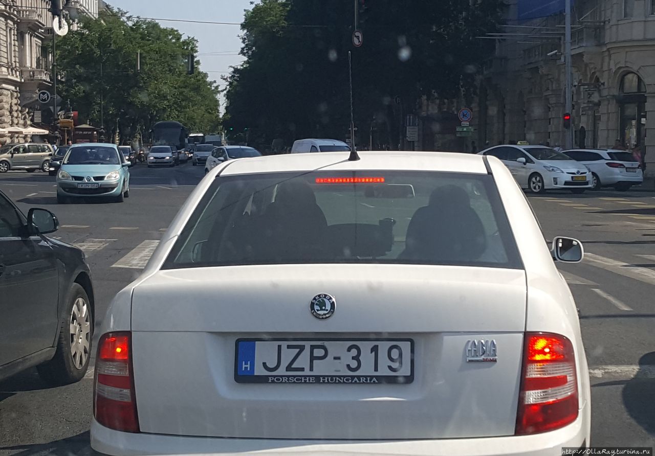 Ну и в финале маленький штрих к портрету. Венгры, всё-таки, если не мечтатели, то оптимисты уж точно — надпись на рамке на шкоде говорит сама за себя:) Будапешт, Венгрия Ну и в финале маленький штрих к портрету. Венгры, всё-таки, если не мечтатели, то оптимисты уж точно — надпись на рамке на шкоде говорит сама за себя:) Будапешт, Венгрия