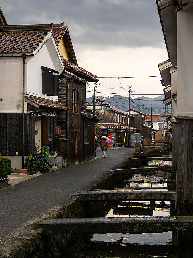 Главная изюминка — это речка и каменные мосты через неё. Курайоси, Япония