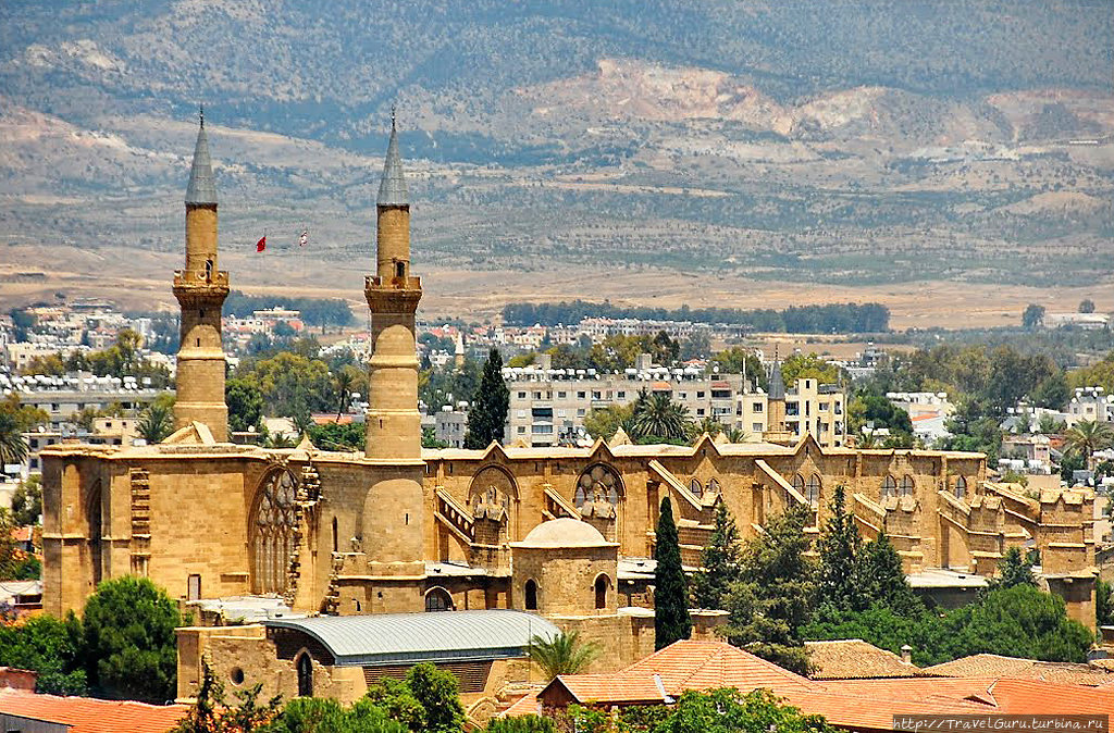 Мечеть Селимие, фото из интернета, так как вблизи сфотографировать её в полной красе нереально. Никосия (турецкий сектор), Турецкая Республика Северного Кипра