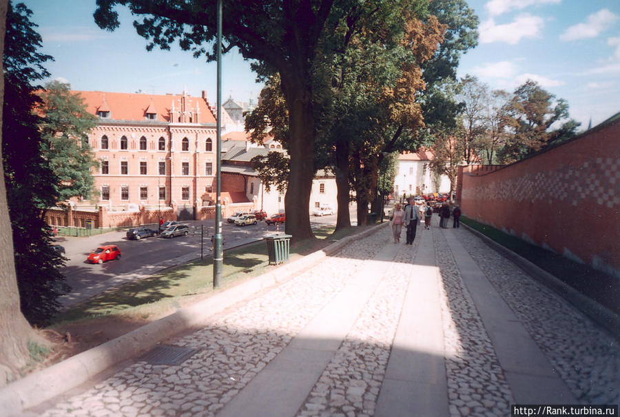 На выходе из Вавеля. Справа — стена с табличками меценатов Вавеля Краков, Польша