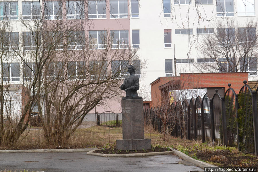 памятник Голубкиной во дворе дома Зарайск, Россия
