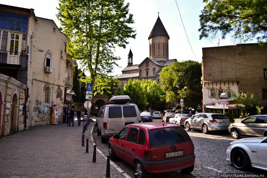 Напротив синагоги армянский храм Сурб-Геворк. Тбилиси, Грузия