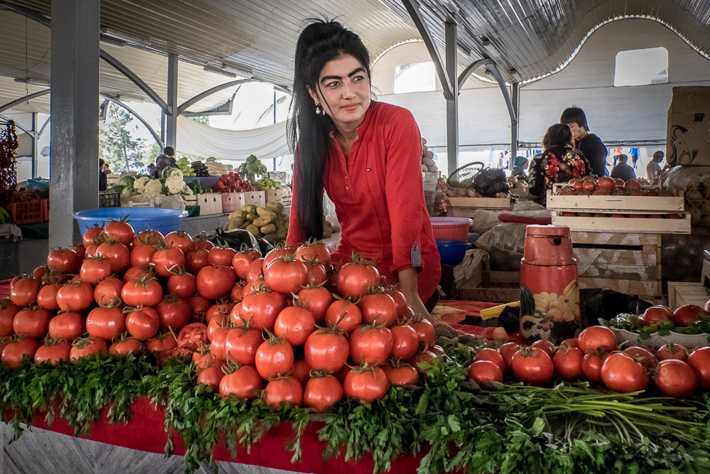Сколько часов у узбеков. Рынок Чорсу в Ташкенте помидоры. Помидоры на рынке. Помидоры Узбекистан базар. Узбекские женщины на рынке.