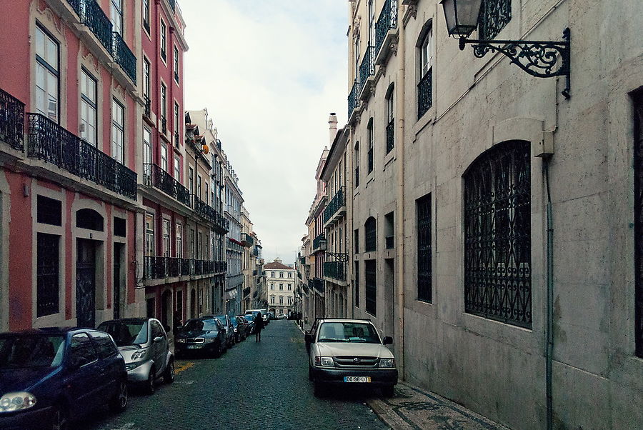 Впрочем, культуры парковки тут все равно нет, поэтому зачастую о тротуарах можно забыть. Лиссабон, Португалия