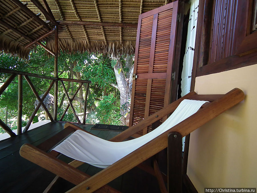Балкончик лоджа в отеле Jardin Vanille, на котором мы коротали вечера под музыку Майкла Джорджа в ушах и бутылочку рома с Маврикия.
