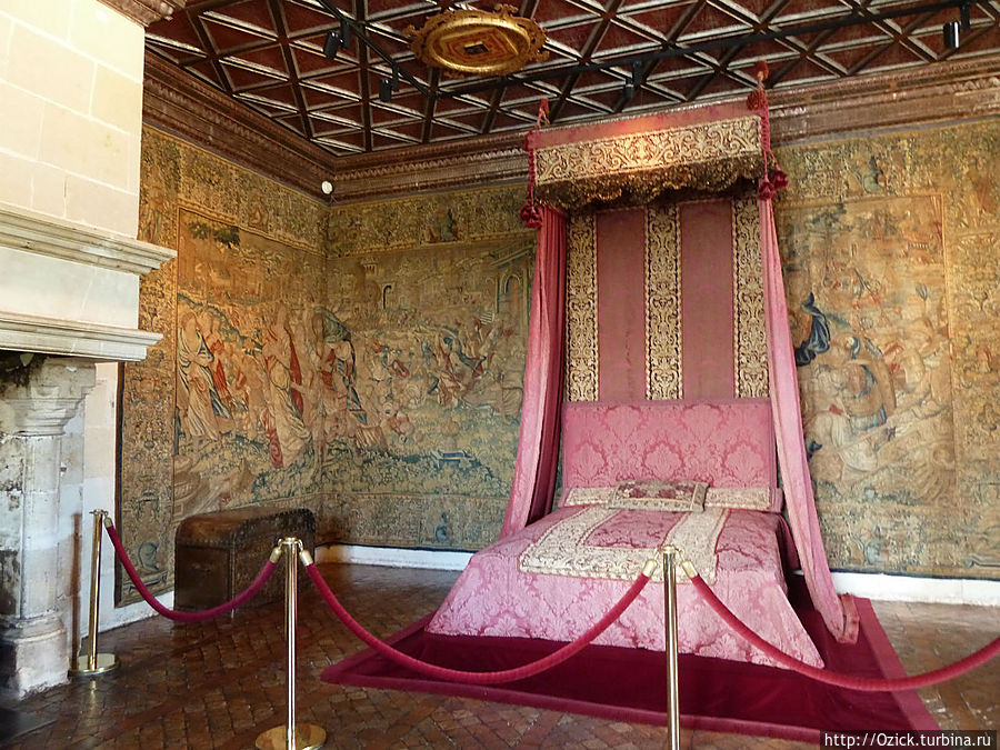 Спальня пяти королев. Эта спальня получила свое название в память о двух дочерях и трех невестках Екатерины Медичи Шенонсо, Франция