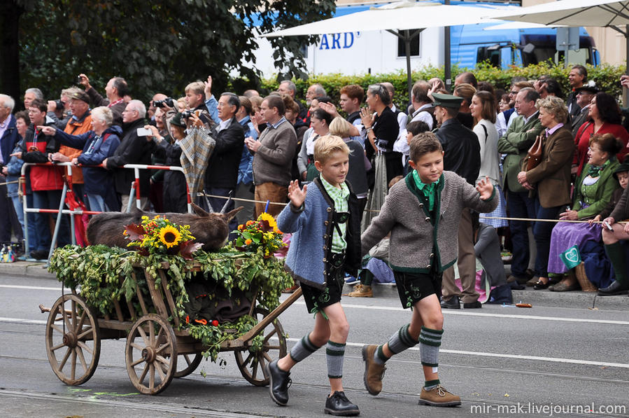 Чтобы доказать свое охотничье мастерство, на праздник они захватили с собой добычу. Мюнхен, Германия