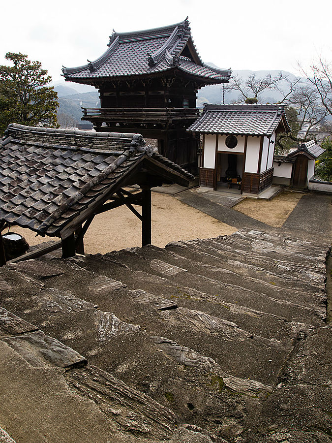 Левое крыло и ведущая на нижний ярус каменная лестница. С правой стороны есть такая же, симметрично. Утико, Япония