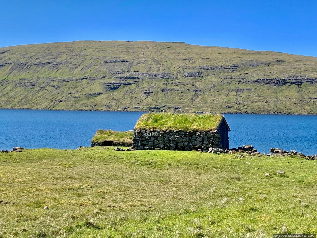 Традиционные фарерские домики с травяной крышей Озеро Сорвагсватн, Фареры