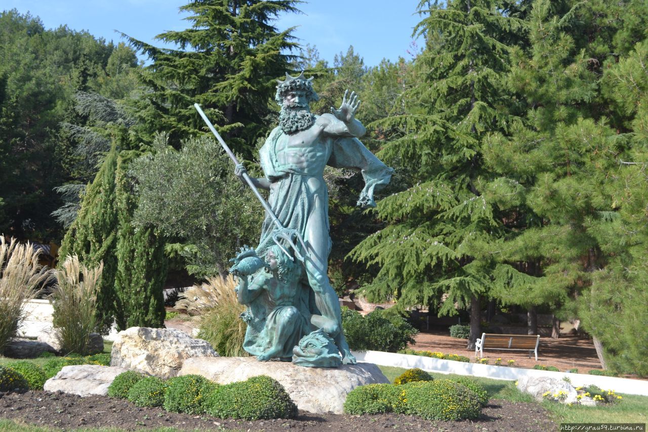 Памятник Посейдону Партенит, Россия