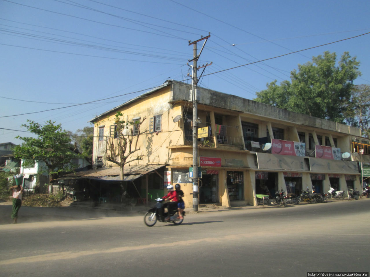 Пешком по главной улице города Патейн, Мьянма