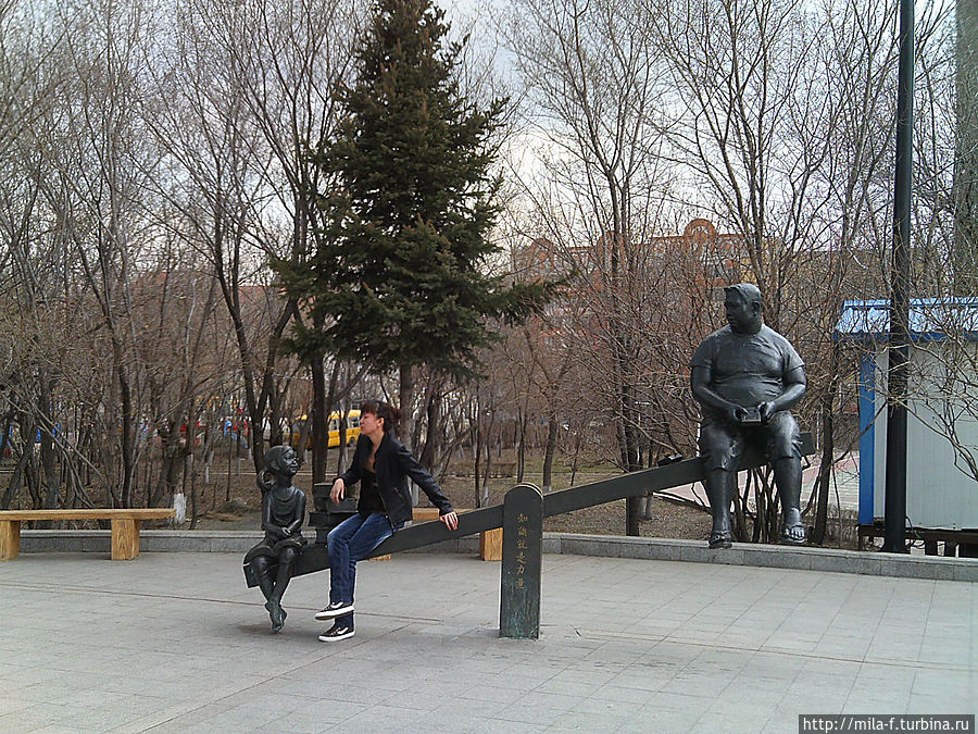 Парк вдоль набережной. Китайцы любят назидательные скульптуры-Маленькая девочка с кипой книг весит гораздо больше, чем большой балбес с одной. Хэйхэ, Китай