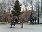 Парк вдоль набережной. Китайцы любят назидательные скульптуры-Маленькая девочка с кипой книг весит гораздо больше, чем большой балбес с одной.